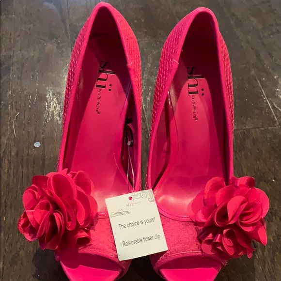 Pink pump with removable flower clip.  Brand new - Picture 2 of 2